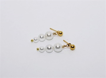 Øreringe - elegante forgyldte ørestikker med hvide perler